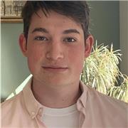 Ex élèves d’école préparatoire aujourd’hui en école de commerce qui a hâte de transmettre son savoir et son expérience à n’importe quel niveau